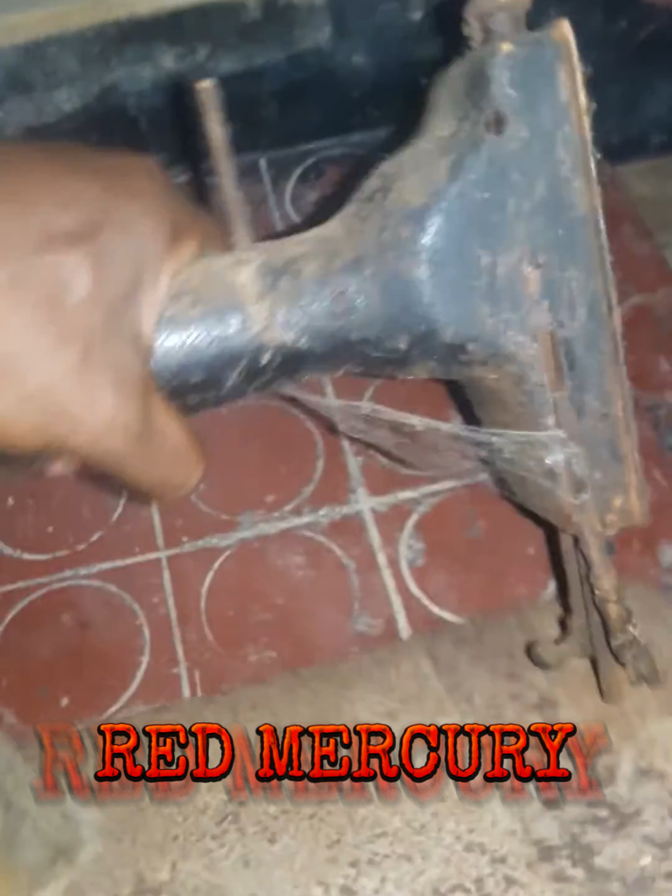 🔴 Rare Singer Sewing Machine Discovery – Red Mercury Inside? #SingerMachine #OldMachine #RareDiscovery #VintageTech #HistorySecrets #EuropeTrend #Goldman #Deutschland 