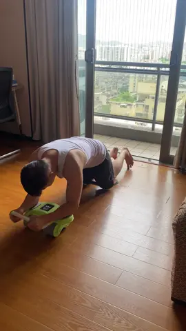 🎁bast self-gift:4-wheel ab roller for a stronger,sexier core #abroller #TikTokshop #abwheel #homeworkout #homeworkout 