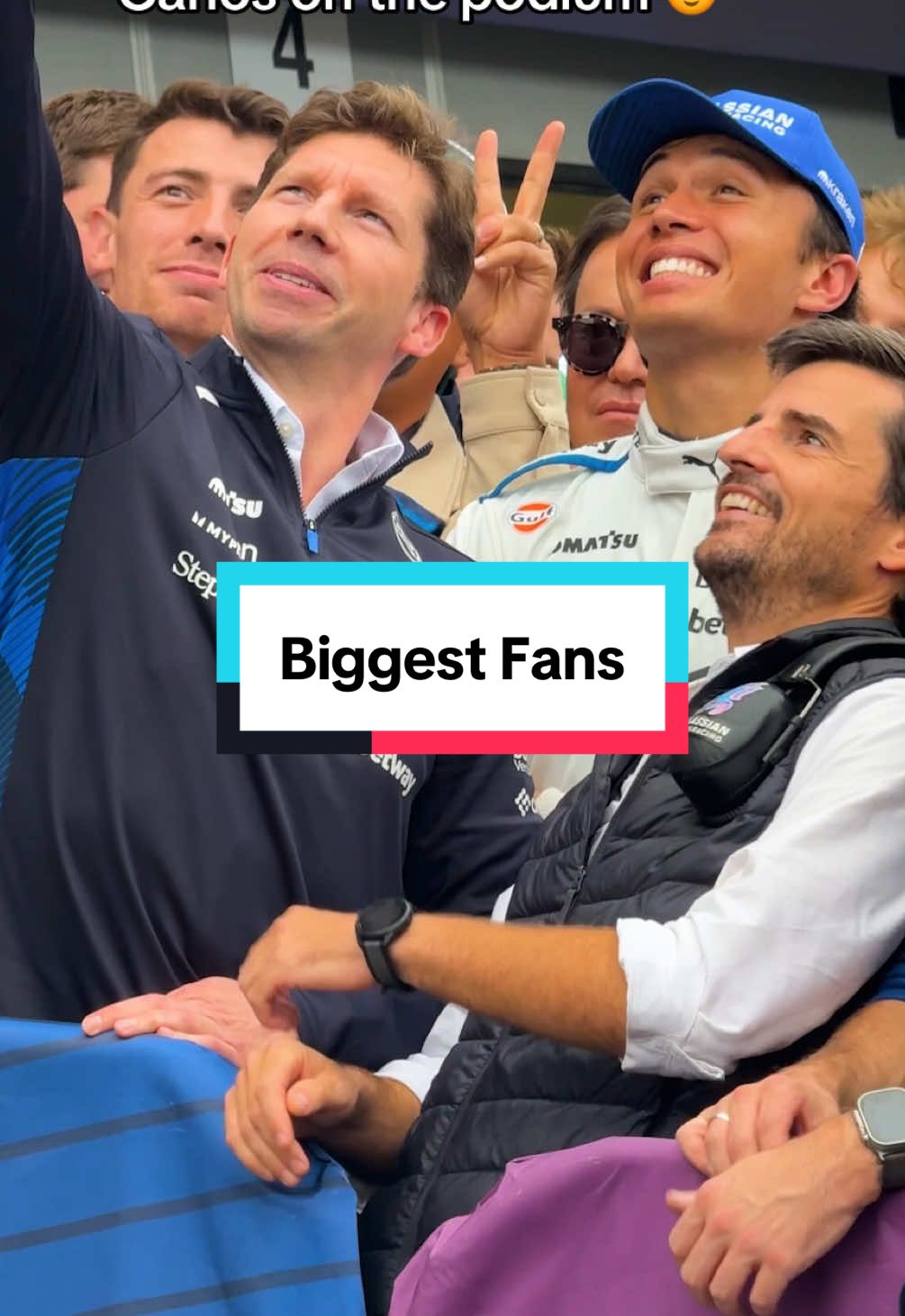 feel like you never see drivers watch their team mates on the podium?! 🥹 #f1 #formula1 #azerbaijangp #alexalbon #carlossainz 