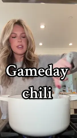nothing says gameday like a chili babyyyyyyy 🏈  Ingredients: 	•	1 lb ground beef 	•	3/4 diced yellow onion 	•	1 tbsp minced garlic 	•	1 can kidney beans (15 oz) 	•	1 can pinto beans (15 oz) 	•	1 can diced tomatoes (15 oz) 	•	1 can tomato sauce (15 oz) 	•	3 tbsp tomato paste 	•	Splash of maple syrup 	•	1 cup beef stock 	•	3 tbsp chili powder 	•	2 tsp cumin 	•	2 tsp garlic powder 	•	1/2 tsp paprika 	•	Salt + pepper Toppings: 	•	Sour cream 	•	Avocado 	•	Shredded cheddar cheese 	•	Green onion         •     Fritos #footballfood #chilirecipe #gamedaysnacks #fallrecipes #creatorsearchinsights 