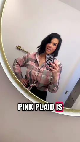 How cute is this flannel???? I love it!! And it’s pink! #flannel #flannelseason #fallfashiontrends 