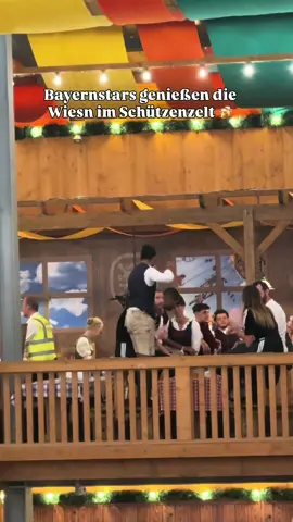 Jawoll Männer 🫡 Gnabry, Tah, Laimer und Pavlovic im Schützenzelt auf der Wiesn 🤩