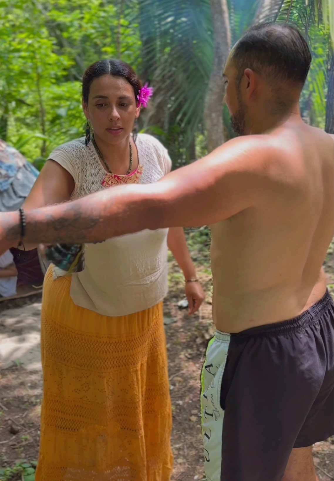 El mar nos muestra cómo soltar lo que ya no necesitamos.   El hielo revela la fuerza que vive dentro de nosotros.   El fuego del temazcal renueva y transforma cada parte del ser.   En Kailani, frente al mar en Playa Platanitos,   cada elemento se convierte en medicina viva. 🌿#fyp #retiroholistico #gratitud #musicamedicina #playa 