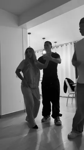 Siempre hay algo para pulir para que todo salga siempre perfecto 👌🏼 aquí con mis chicos antes del show 🙌🏼💪🏼 #lapatrona #ensayo 