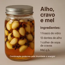 🍯 Combinação poderosa para imunidade e energia! 🚀  👉🏼Modo de Preparo  1. Descasque os dentes de alho e lave bem.  2. Coloque os alhos e o cravo dentro do frasco de vidro esterilizado.  3. Cubra completamente com mel até que todos os ingredientes fiquem submersos.  4. Feche bem o frasco e guarde em local fresco e seco, fora da luz direta. 👉🏼Tempo de Conserva  • O ideal é deixar em infusão de 7 a 10 dias antes de começar a consumir, mexendo levemente o frasco uma vez ao dia para misturar.  • Pode ser consumido puro ou diluído em água, após esse período.  • Se armazenado corretamente, pode durar até 3 meses. 🧄Consuma um alho por dia! 👉🏼Benefícios: A mistura de alho, cravo e mel ajuda a fortalecer a imunidade, combater vírus e bactérias, tem ação anti-inflamatória, melhora a disposição, protege o coração e auxilia na prevenção de gripes e resfriados. #foryoupage #fyp #tiktokbrasil #DicasCaseiras #receita 