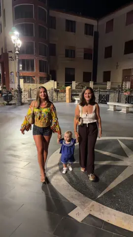 Family fit slayyyyy 💁🏼‍♀️@Sadieleewright #FitTok #familyfit #italy #vacanzeitaliane #eurosummer #holidayvibes #italiansummer #italytravel 