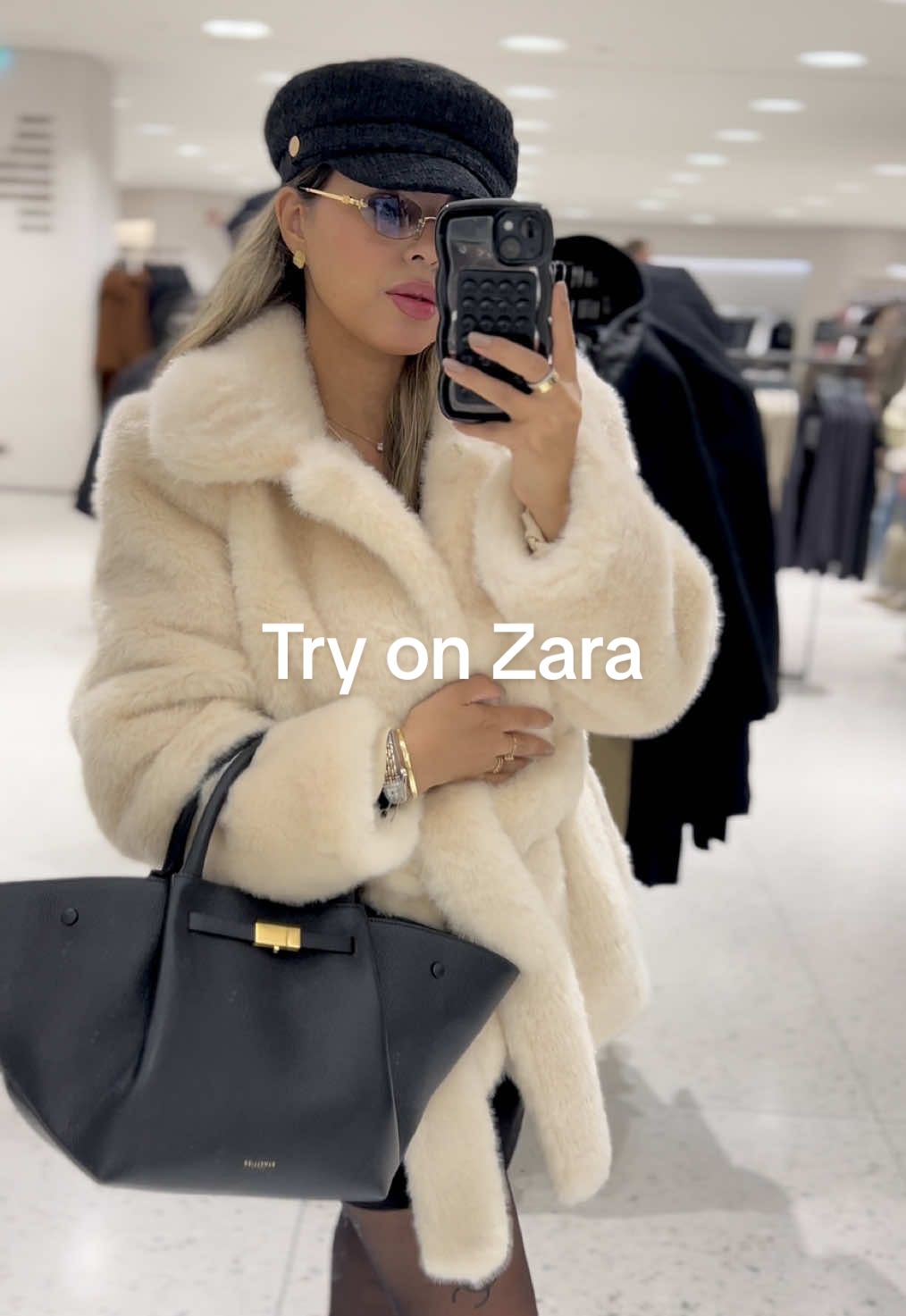 #OOTD #zara #shoppinghaul #tryon Manreau effet fourrure ÉCRU | 3945/240/712 Veste avec laine CRÈME | 7522/244/733 Veste blazer droit à boutons BLEU MARINE | 8372/374/401 Gilet structuré ceinture MULTICOLORE | 1165/320/330