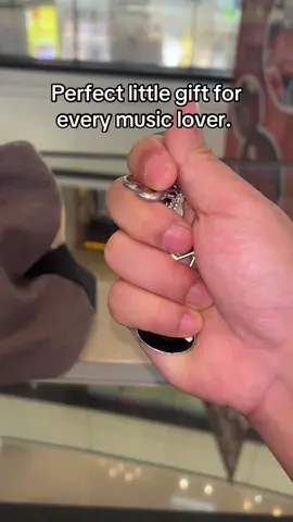 Perfect little gift for every music lover. #guitarkeychain #musiclover  #giftideas  #tiktokmademebuyit  #fyp 