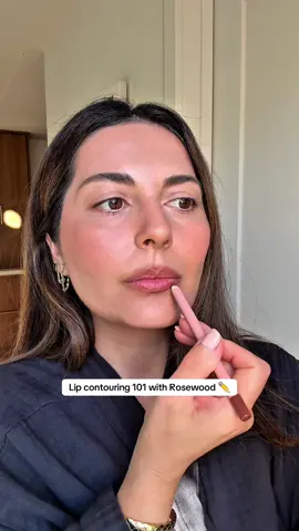 Replying to @tash Lip Contouring 101 ✏️ Start with Rosewood. Apply slightly above your natural lip line, then blend with a brush for a soft contour. Go back in with the liner closer to your lip line for definition and finish with gloss for fullness. #lipliner #lipcontour 