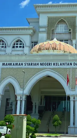 Suami pengasas produk kecantikan, Dnars Ahmad Shah RizaI Ibrahim, 48, mendakwa tidak menerima surat mahkamah berhubung arahan penyerahan semula wang tunai RM1.3 juta. Terdahulu, hakim Mahkamah Tinggi Syariah, Zaini Sulaiman mengarahkan pihak plaintif  mengemukakan penjelasan secara bertulis berhubung kegagalan beliau mematuhi perintah mahkamah untuk memulangkan wang berkenaan.  Media sebelum ini melaporkan, waris pengasas produk kecantikan Dnars memfailkan permohonan di mahkamah tinggi syariah untuk membatalkan saman harta sepencarian yang difailkan plaintif.  Ahmad Shah Rizal berkata, pihak defendan berhutang duit faraid berjumlah RM3.2 juta sekali gus akan memfailkan injuksi supaya wang berkenaan dipulangkan. #kotabharu #kelantan #dnars #fyp #fyppppppppppppppppppppppp 