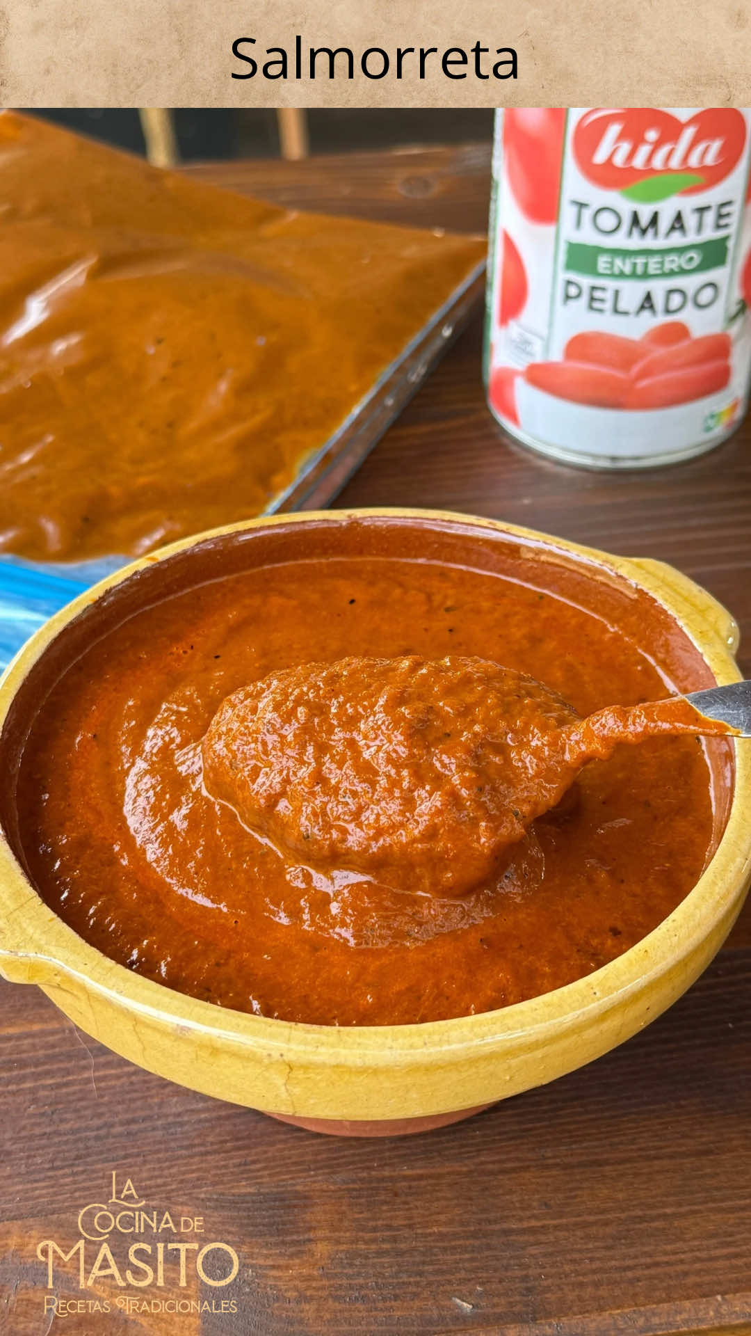 🔹 SALMORRETA ALICANTINA 🔹 La auténtica salmorreta casera es el secreto de los arroces y fideuás levantinos. Con ajo, ñoras, perejil fresco y tomate se consigue un sofrito cargado de sabor que transforma cualquier arroz en un plato de fiesta. Ingredientes: · 2 cabezas de ajo · 16 ñoras secas · Un buen puñado de perejil fresco · 1,2 kg de tomate entero pelado @hida_alimentacion · Sal · Aceite de oliva virgen extra Preparación: En una cacerola con aceite de oliva virgen extra cocinamos los ajos pelados durante un minuto. Añadimos las ñoras troceadas y sin pepitas y las doramos a fuego 5-6 sobre 9. Incorporamos el perejil fresco y cocinamos un minuto más. Agregamos el tomate entero pelado, lo machacamos con la cuchara, ponemos sal y dejamos que evapore el agua. Trituramos hasta obtener una salsa homogénea. Congelamos la salmorreta en bolsas de 100 gramos, la cantidad perfecta para utilizar por cada kilo de arroz. Ya tienes lista tu salmorreta casera, el ingrediente perfecto para darle ese sabor inconfundible a cualquier arroz o fideuá. #Salmorreta #RecetaAlicantina #Arroces #CocinaMediterránea #RecetasCaseras