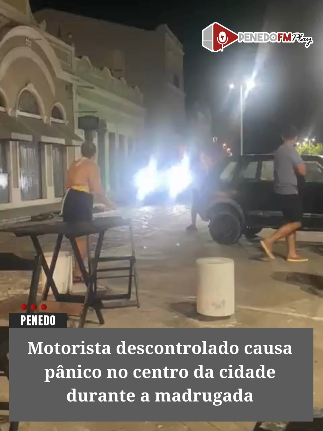Um vídeo que passou a circular nas redes sociais neste domingo (21) mostra uma pickup branca em situação de direção perigosa no centro histórico de Penedo. Segundo informações, o episódio teria acontecido na última sexta-feira (19). Nas imagens, o veículo aparece subindo na calçada, atingindo um pedestre e realizando manobras arriscadas em plena via pública. #penedoalagoas❤😍 #noticias #alagoas