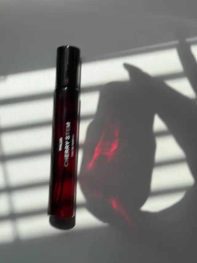 the sun is finally cooperating for some aesthetics ❤️  @Sofie Pavitt Face @Phlur Fragrances @Nerrabody @EADEM @Gisou @maccosmetics @rhode skin @Josie Maran @Givenchy Beauty @Ellis Brooklyn @Kopari Beauty @Summer Fridays  #pinterestaesthetic #iphonephotography #productphotography #pinterestinspo #aesthetics 
