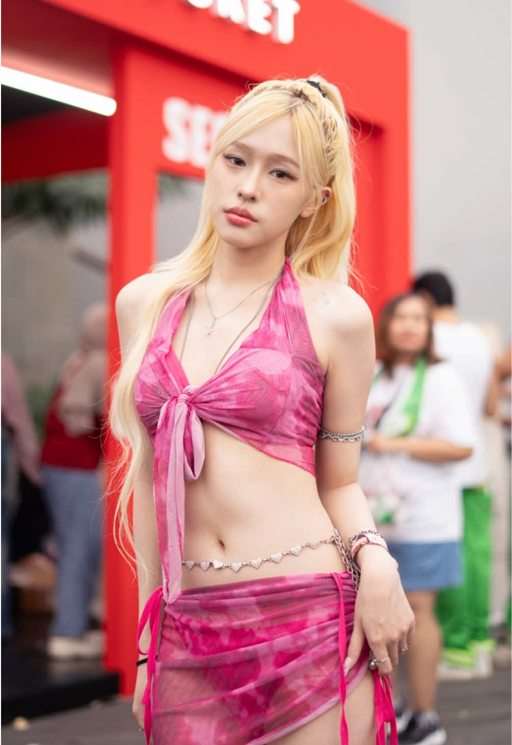 Kira2 mirip siapa ya ? #jelajahatraksiakhirpekan #streetphotography #photooftheday #kpop #bali 