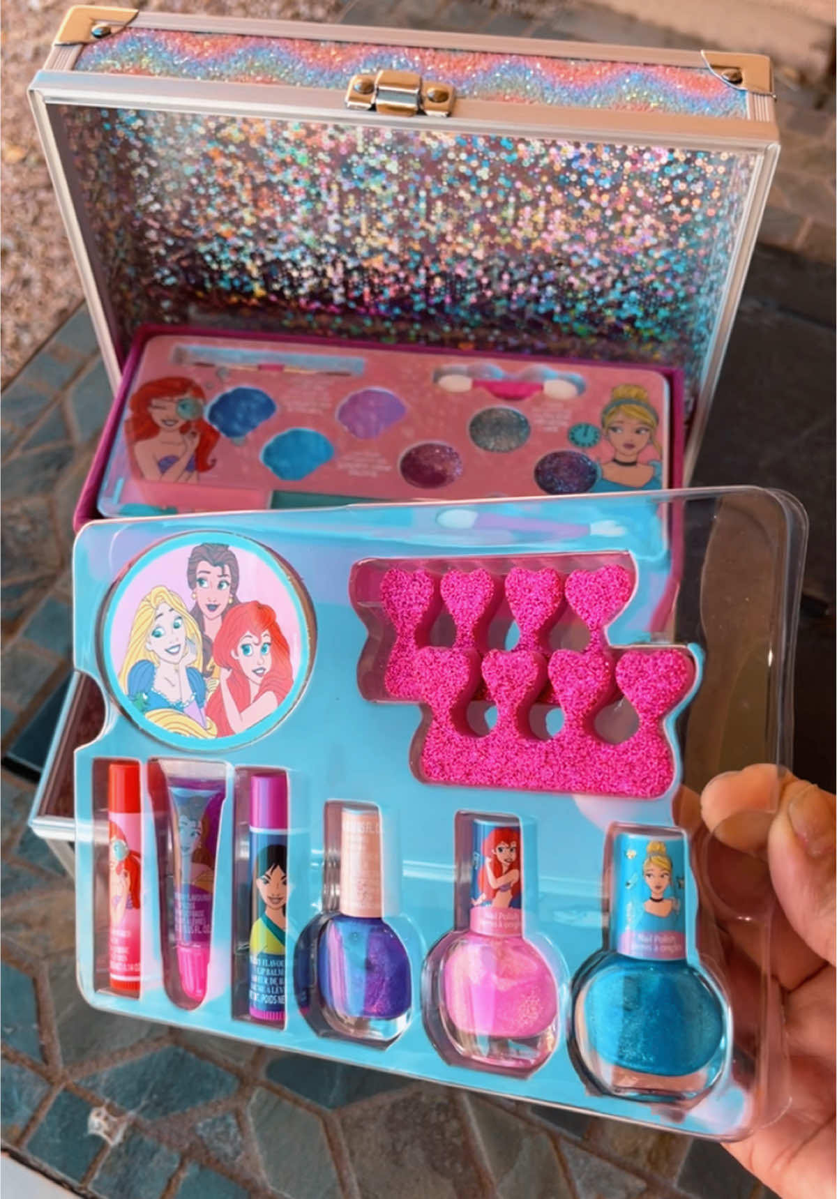 Disney Princess Train Case Girls Beauty Set, Kids Makeup Kit for Girls, Real Washable Toy Makeup Set, Play Makeup, Pretend Play, Party Favor, Birthday, Toys Ages 3+ by Townley #disneycollection #disneymakeup  #makeupcase #disneyprincessmakeup #princessmakeup