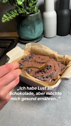 Chickpea Brownies🍫✨ Wenn du noch nach einem leckeren & gesunden Snack für das Wochenende suchst: Du hast ihn gefunden 🙊 Dafür brauchst du: 1 Dose Kichererbsen, gut abgespült und abgetropft 100g Haferflocken 1 EL Haselnussmus 200g Joghurt deiner Wahl 50g Leinsamen 4 EL Kakaopulver 1 TL Zimt Etwas Wasser/ Milch deiner Wahl Optional: 6 EL Zartbitterschokolade Zubereitung 1. Den Ofen auf 180 °C vorheizen. 2. Eine kleine Backform mit Backpapier auslegen. 3. Alle Zutaten (außer den Schokochips) in einen Mixer geben (ggf. etwas Wasser oder Milch hinzufügen, um die gewünschte Teigkonsistenz zu erreichen). 4. Die Schokochips unterrühren. 5. Den Teig ca. 25-30 Minuten backen. Nach Belieben mit zusätzlicher Schokolade und Nussbutter toppen. 6. Nach dem Abkühlen in Stücke schneiden - direkt essen oder als Meal Prep aufbewahren #Kichererbsen #KichererbsenBlondies #gesundeSnacks #Snack #Protein  