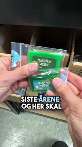 Replying to @E39 Robin ‘s xbox 360 spill haul! Se hvor populært Pokemon spill til GameBoy har blitt de siste årene og hvordan vi bytter batteri. I dette tilfellet, det MEGA populære Pokemon Emerald til GBA. Alle brukte spill er renovert, testa og klar for nye eventyr🚀 #gamingnorge #letspackanorder #retrogaming #pokemon #ps2 