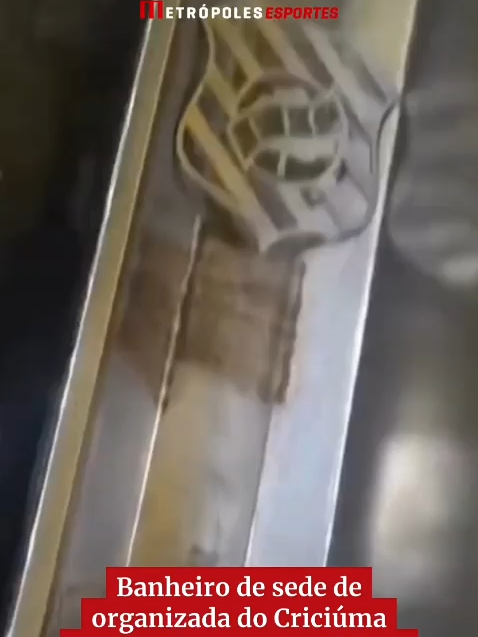 Um vídeo das novas instalações da torcida organizada Os Tigres, do Criciúma, tem chamado atenção nas redes sociais. Foram instalados mictórios com escudos em metal dos rivais do Tigrão, em uma forma de provocação aos outros clubes catarinenses.  Você acha que faz parte da zoeira e provocação no esporte, ou acredita que passaram um pouco dos limites nesse caso? ➡️ Acesse metropoles.com  📸 Reprodução/ X - Léo Nuernberg