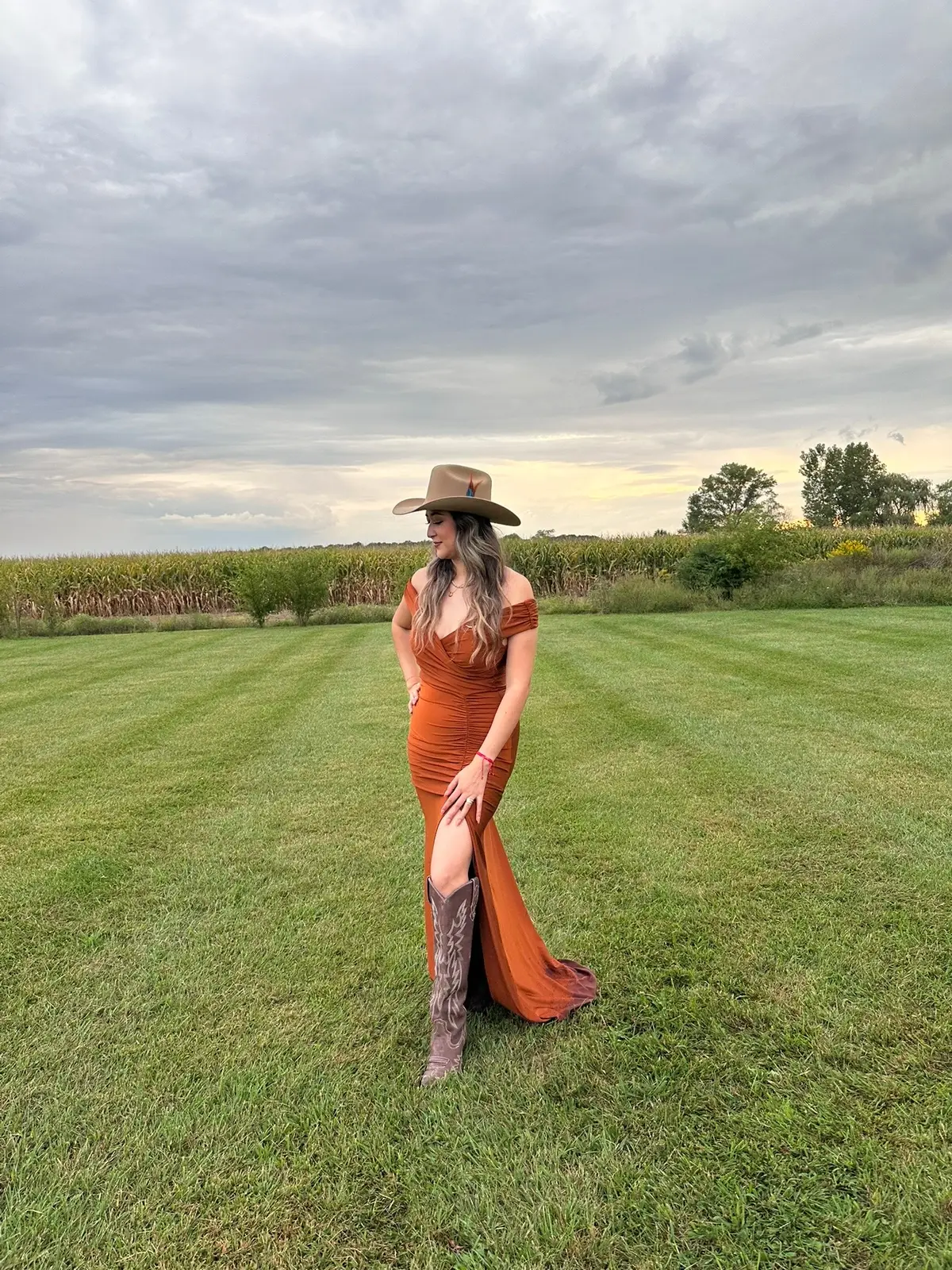These are not AI.  Yes AI photos are obviously beautiful but there’s nothing like dressing up and taking photos in a nice setting. Loved my outfit, makeup and all.   🤍 Happy Sunday  #OOTD #outfit #outfitvaquero #vaquera #vaqueraoutfits 