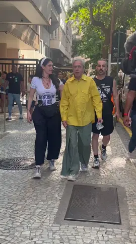 O cantor e compositor Caetano Veloso já está em Copacabana, no Rio de Janeiro, para participar do ato musical que reúne artistas e uma multidão na orla da cidade. A presença de Caetano reforça o peso cultural do evento, que conta ainda com nomes como Gilberto Gil, Chico Buarque e outros grandes representantes da música brasileira. #CaetanoVeloso #Copacabana #AtoMusical #MúsicaBrasileira #Manifestação 