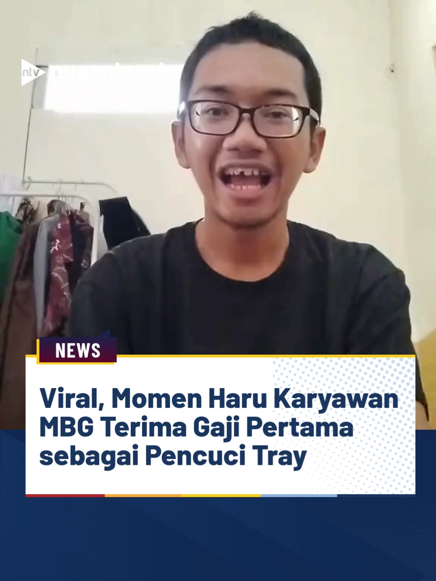 Sebuah video karyawan Program Makan Bergizi Gratis (MBG), Abi Nuraehan, yang membuka gaji pertamanya viral di TikTok dan mendapat respons positif. Dalam video di akun TikTok pribadinya abi.nuraehan, ia tampak haru saat membuka amplop berisi pecahan Rp50 ribuan hasil kerja mencuci tray di dapur MBG, sambil mengucap syukur. Momen itu banjir komentar dukungan warganet yang ikut bersyukur. Video ini juga memperlihatkan bahwa MBG tidak hanya memenuhi gizi, tetapi turut membuka lapangan kerja bermakna bagi masyarakat.(tin) #MakanBergiziGratis #Gaji #LapanganKerja #MBG #nusantaratv #nusantaratvsahabatkita