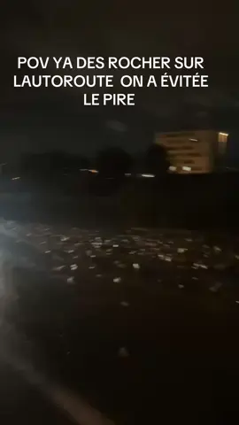 Des rocher sur l’autoroute en pleine nuit à Marseille 🤯#marseille#pourtoi#fyp #route #dangerous 