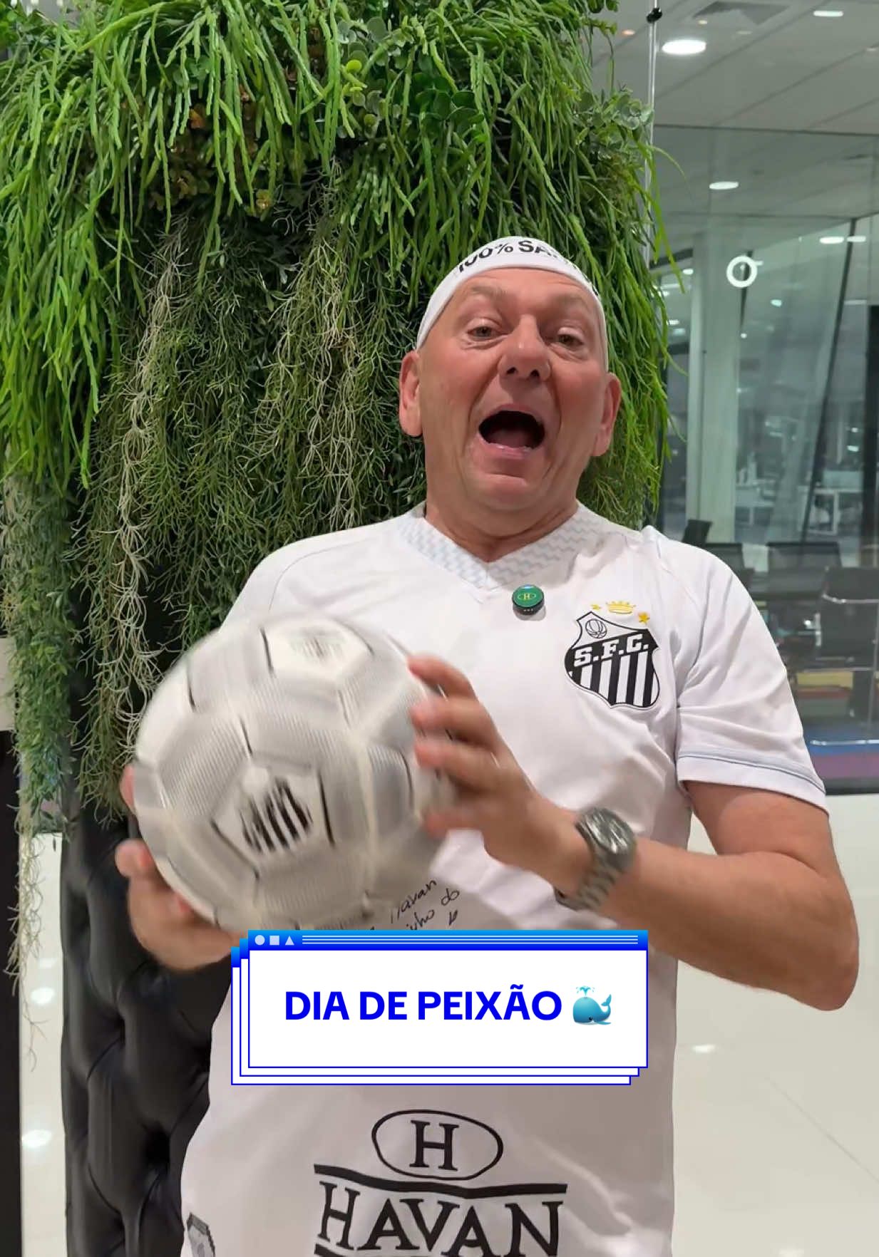 CUIDADO! ⚽😂    Hoje o @santosfc entra em campo para mais um jogo IMPERDÍVEL 🤍🖤    O recado do Véio da Havan tá dado! Quem aí vai assistir o Peixão com a gente? 🐳    #Havan #SaNtosFC #Brasileirão2025 #VéioDaHavan
