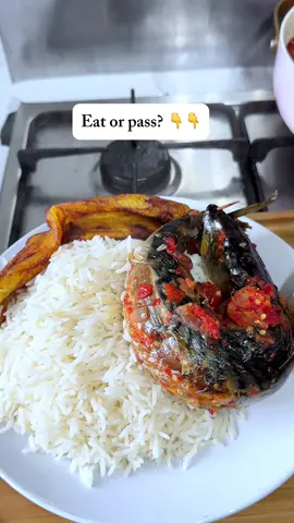 Dinner is served 🔥🔥Will you eat this Rice and smoked mackrel stew or pass? Comment below 👇  #riceandstew #smokemackrel #AfricanFood #nigerianfood #cookwithhoa 
