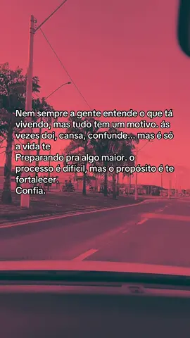 Nem sempre a gente entende o que tá vivendo, mas tudo tem um motivo. ás vezes doi, cansa, confunde... mas é só a vida te Preparando pra algo maior. o processo é difícil, mas o propósito é te fortalecer. Confia. #mensagemdereflexão ##frasesreflexao #refletirsobreavida 