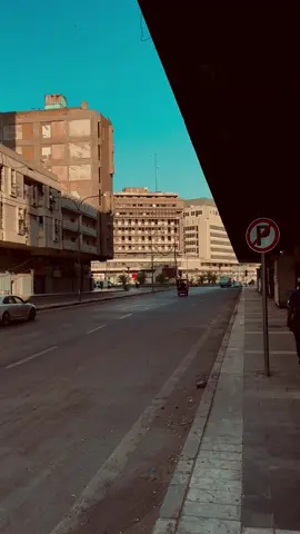 الانتظار في الشوارع ليس انتظارًا لشيء محدد، بل شعور بأن الحياة تمضي من حولك وأنت عالق بين خطوةٍ لم تبدأ، وموعدٍ لا يصل أبدًا.  #تصوير #كتابات #تصويري_احترافي_الاجواء👌🏻🕊😴 #لايك_متابعه_اكسبلور_ما_تخسرون_شيء #بغداد 