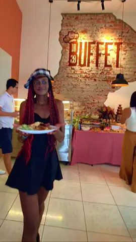 Si sos de los que ama comer sin límites, este buffet en el corazón de Granada es para vos. Por un solo precio disfrutás de una hora completa repitiendo todos los platos que quieras, y la barra de postres es otro nivel: tartas, mousses, frutas y hasta fuente de chocolate 🍫. Ideal para celebrar, venir en parche o simplemente consentirte. #BuffetCali #ComidaIlimitada #AllYouCanEat #FoodLoversCali #LosTravelnautas