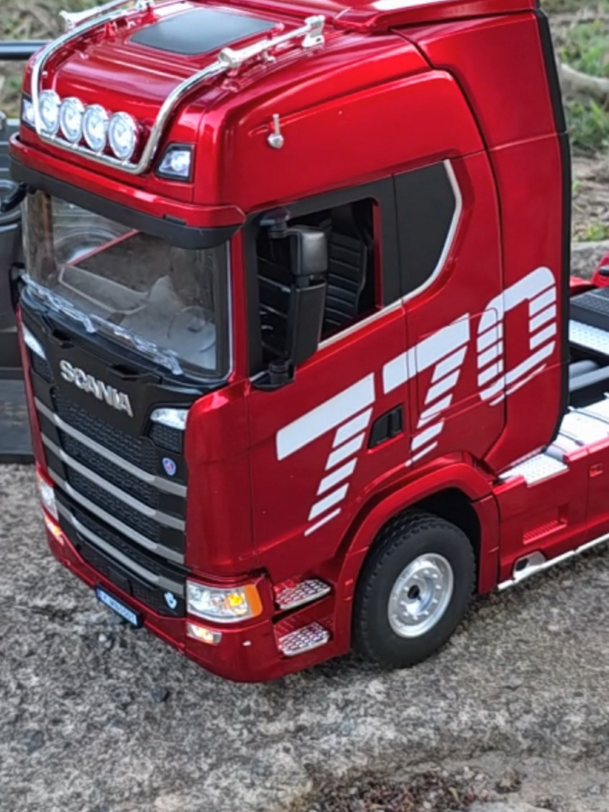 Neste vídeo eu mostro em detalhes o Huina Scania 770S V8, um caminhão de controle remoto que promete ser uma alternativa mais acessível às miniaturas da Tamiya, que são incríveis, mas custam muito caro.  ✅ *Link para as miniaturas Tops aqui* 👉 https://s.click.aliexpress.com/e/_mq36Pel ✅ *E aqui também* 👉 https://s.click.aliexpress.com/e/_msLnA3j Ou digite o código de busca  *AYEYQJ*  na Busca do AliExpress para ver todos os itens que selecionei! Link para Scania que eu comprei: https://s.click.aliexpress.com/e/_mKsjxvx (Confira se está disponível o envio para o Brasil) Link de outra opção com envio disponível: https://s.click.aliexpress.com/e/_c3NLsYK3 *Outro Caminhão Huina RC mais Barato que Vale muito a pena:* https://s.click.aliexpress.com/e/_m0BOpNj 🎥 Video: https://youtube.com/live/BJYyWpCGK2o *Códigos de desconto:* US$ 2 de desconto em pedidos acima de US$ 15:【IFPJTCNV】 US$ 4 de desconto em pedidos acima de US$ 29:【IFP3Y4SI】 US$ 6 de desconto em pedidos acima de US$ 49:【IFPJLGOS】 US$ 10 de desconto em pedidos acima de US$ 79:【IFPXMU8I】 US$ 13 de desconto em pedidos acima de US$ 109:【IFPLC09O】 US$ 20 de desconto em pedidos acima de US$ 159:【IFPRG1GY】 US$ 30 de desconto em pedidos acima de US$ 249:【IFPAMVZP】 US$ 45 de desconto em pedidos acima de US$ 369:【IFPATAKY】 US$ 55 de desconto em pedidos acima de US$ 469:【IFPVEUMO】 US$ 65 de desconto em pedidos acima de US$ 569:【IFPM0ZVO】 #aliexpresshaul #AliExpress #AliExpressHaul #AliExpressInfluencerProgram #aliexpressgoodfinds  🎮🚛 *Dê um Passo a mais! Descubra o segredo para Dar Vida às Suas Miniaturas Com Som Realista e Baixo Custo no meu Curso:*👉 https://www.ArduinoParaModelismo.com 🚀 Seja Membro Apoiador do Canal: ✅No Youtube 👉 https://www.youtube.com/channel/UCtXlGdvw-aorRCc3mPAKxBw/join ✅Na Hotmart 👉 https://hotmart.com/pt-br/marketplace/produtos/clube-do-arduino-para-modelismo ✅Curso Impressão 3D Para Modelismo: 👉 https://hotmart.com/pt-br/marketplace/produtos/impressao-3d-para-modelismo