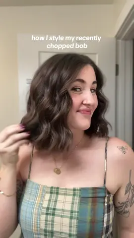 @Dae Hair Heat protectant and leave in conditioner before blowing dry, the Utah curl method where you twist as you release the curl and straighten the ends just a bit, and ever since my haircut I prefer a flat iron to curl over a curling iron. This one I got on TikTok! @hairdance.official dry shampoo and @Kenra Professional hairspray is a new find and it smells SO GOOD! Have a good Sunday everybody 🤍✨ #hairtok #bob #utahmom #hairtutorial 