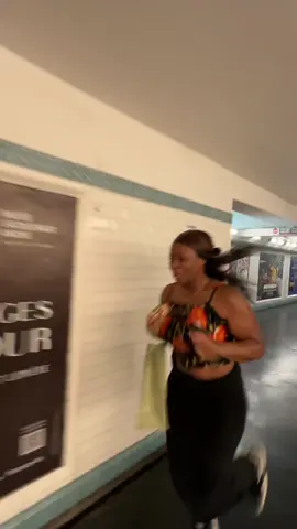 🚇 Depuis le 18 septembre, ma tête est affichée dans plus de 100 stations de métro et RER à Paris… une dinguerie 😱🔥 J’ai reçu des dizaines de messages et de photos, merci à tous ceux qui m’ont envoyé ça 🙌 C’est pour la campagne de rentrée de @QuizRoom , et surtout pour mettre en avant mon mode préféré : La Taupe 🕵️‍♂️ (un mix entre Quiz et Loup Garou, si tu connais tu sais que c’est addictif 👀). Alors si tu croises mon affiche, prends une photo et envoie-la-moi ! Et surtout, fonce tester Quiz Room avec tes potes… fous rires garantis 😏 📍Quiz Room #quizroom #jeu #sortiraparis #paris #metroparis   