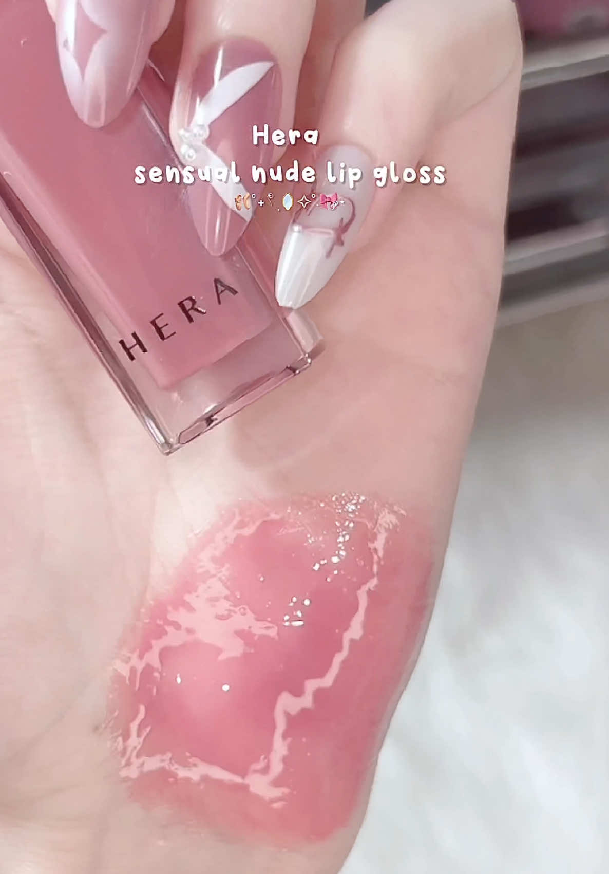 @HERA Sensual Nude Gloss in shade 102 Flirty ୭ ˚. ᵎᵎ use code BEAUTY118 on @YesStyle discount  ♡ ##hera##kbeauty##lipgloss##herabeauty##sensualnudegloss  