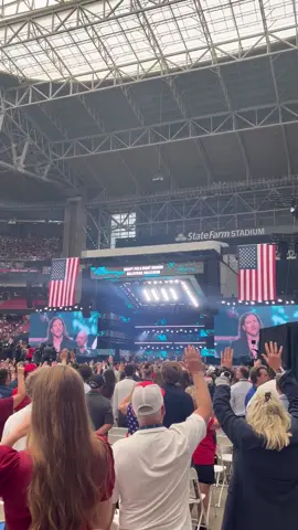 Le immagini toccanti della folla ai funerali di Charlie Kirk. Un popolo intero si stringe per l’ultimo saluto. Il suo messaggio resta più vivo che mai.