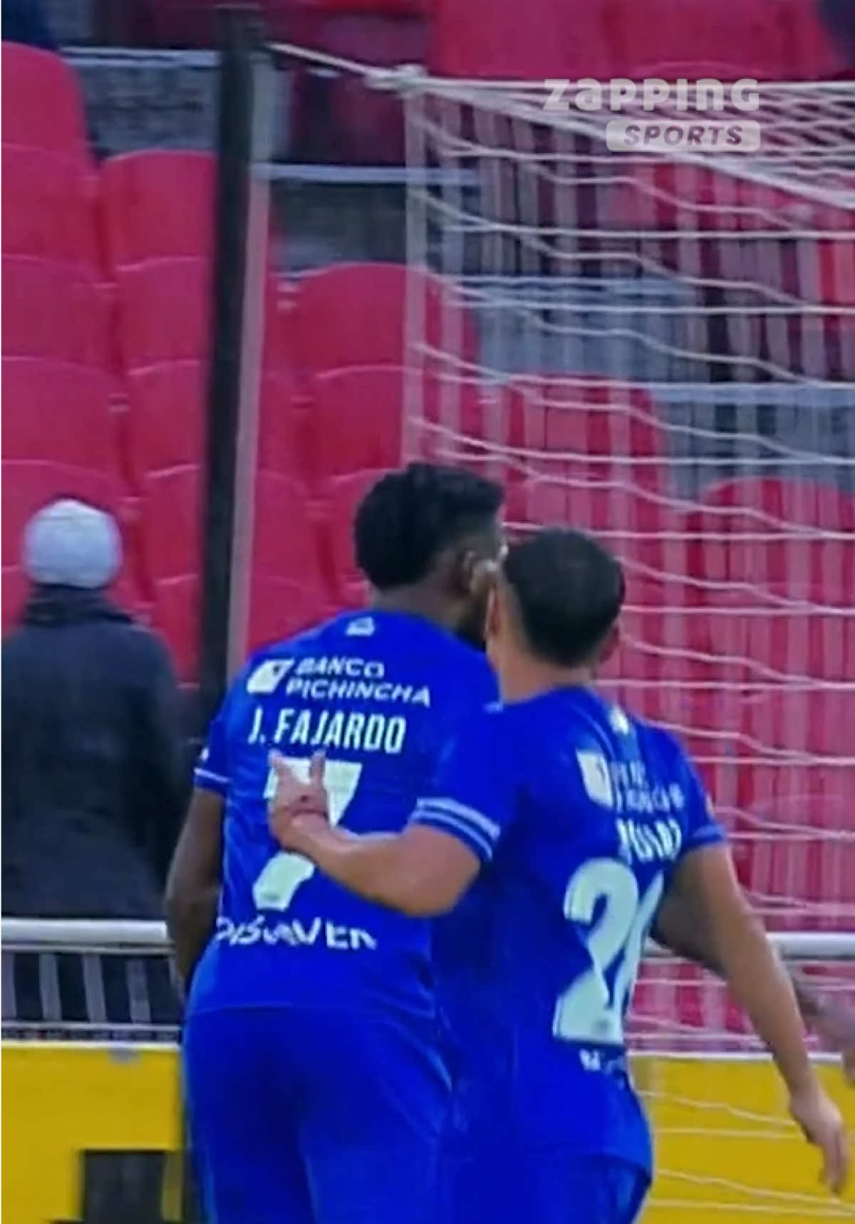 Lo dio vuelta la Chatoleí 🤯🧏🏻‍♂️😮‍💨 Londoño hizo todo el tiempo necesario para asistir a Fajardo, quien pudo definir con tranquilidad para el 1-2 de @UCatolicaEC. #LigaEcuabet conectada x #Xtrim 🤳