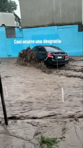 #ElSalvador #LluviasIntensas #ULTIMAHORA HOMBRE SE METE A LA CORRENTADA PARA SALVAR SU CARRITO QUE ESTABA SIENDO ARRASTRADO EN MERLIOT Un hombre se arriesgó y cruzó una fuerte corriente de agua en las cercanías del Polideportivo de Merliot, en un intento por rescatar su vehículo atrapado por la lluvia.