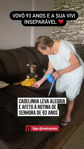🐶💞 Um encontro entre gerações que aquece o coração. Valéria Ferro Borges, de #Uberaba (MG), registrou a doce relação entre a mãe, de 93 anos, e a #cachorrinha Vivi, de apenas 3.   Enquanto uma carrega a sabedoria do tempo, a outra traz a leveza e a alegria da juventude. Juntas, elas mostram que o amor, o cuidado e a ternura não conhecem idade.   O vídeo emocionou quem assistiu, com comentários cheios de carinho: “É lindo ver como o amor não tem idade” e “Duas gerações diferentes, unidas pelo mesmo afeto”. #TikTokNotícias 📹 @valeriaferroborges | @dommedia.br