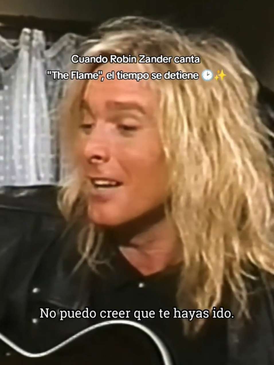 Robin Zander interpretando en vivo 