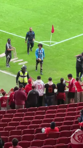 PORRA AI NÃO !!! TORCEDORES DO INTER QUERENDO FOTO COM WILLIAN DEPOIS DE PERDER UM CLÁSSICO GRENAL QUE MERDA E ISSO? #inter #willian #gremio #grenal 