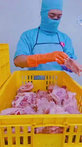 Siapa sangka dari proses fillet dada dan fillet paha ayam bisa lahir bahan baku yang luar biasa bermanfaat untuk para pengusaha kuliner? Mechanically Deboned Meat (MDM) ayam AFCO adalah jawabannya. MDM ini diproses dari daging ayam bagian kerongkongan hasil produksi fillet dada dan paha. Di bagian kerongkongan ini ternyata masih ada banyak daging yang melekat. Nah, lewat teknologi mesin separator MDM, daging ini dipisahkan secara otomatis. Hasilnya terbagi dua: inlet pertama berupa daging ayam MDM yang teksturnya halus dan lembut, sedangkan inlet kedua berupa tulang kasar sisa pemisahan. Jadi prosesnya jauh lebih higienis dan efisien.  MDM ayam AFCO punya tekstur yang pas untuk jadi bahan baku berbagai produk olahan. Mulai dari bakso, pentol, sosis, gilingan bakso, hingga isian tahu bakso – semua jadi lebih mudah dibuat karena MDM sudah berbentuk halus, tinggal bumbuin sesuai resep. Lebih dari 50 ton setiap hari MDM AFCO diproduksi dan dikirimkan ke pengusaha bakso, pentol, sosis, dan UMKM di seluruh Indonesia. Ini bukti bahwa kualitas dan konsistensinya sudah dipercaya banyak pelaku usaha kuliner. Keunggulan lainnya, harga MDM AFCO terjangkau sehingga cocok untuk skala usaha kecil hingga besar. Walau harganya murah banget, kualitasnya tetap nomor satu. Prosesnya halal, food grade, sehat, dan higienis, jadi pengusaha bisa fokus mengembangkan produk tanpa khawatir soal bahan baku. Dengan MDM ayam AFCO, bakso jadi lebih kenyal, pentol lebih gurih, sosis lebih lembut, dan isian tahu bakso lebih padat. Buat kamu yang punya usaha kuliner atau sedang merintis bisnis olahan ayam, MDM dari AFCO ini bisa jadi partner setia. Praktis, ekonomis, dan kualitasnya terjamin. Satu bahan baku, sejuta kreasi produk! #mdmayam  #ayamgiling #bakso #pentol #capcut 