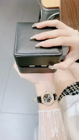 Đơn giản là đỉnh cao của sự tinh tế ❤️#donghodeotay #donghodayda #donghosangchanh #xuhuong #donghochongnuoc 