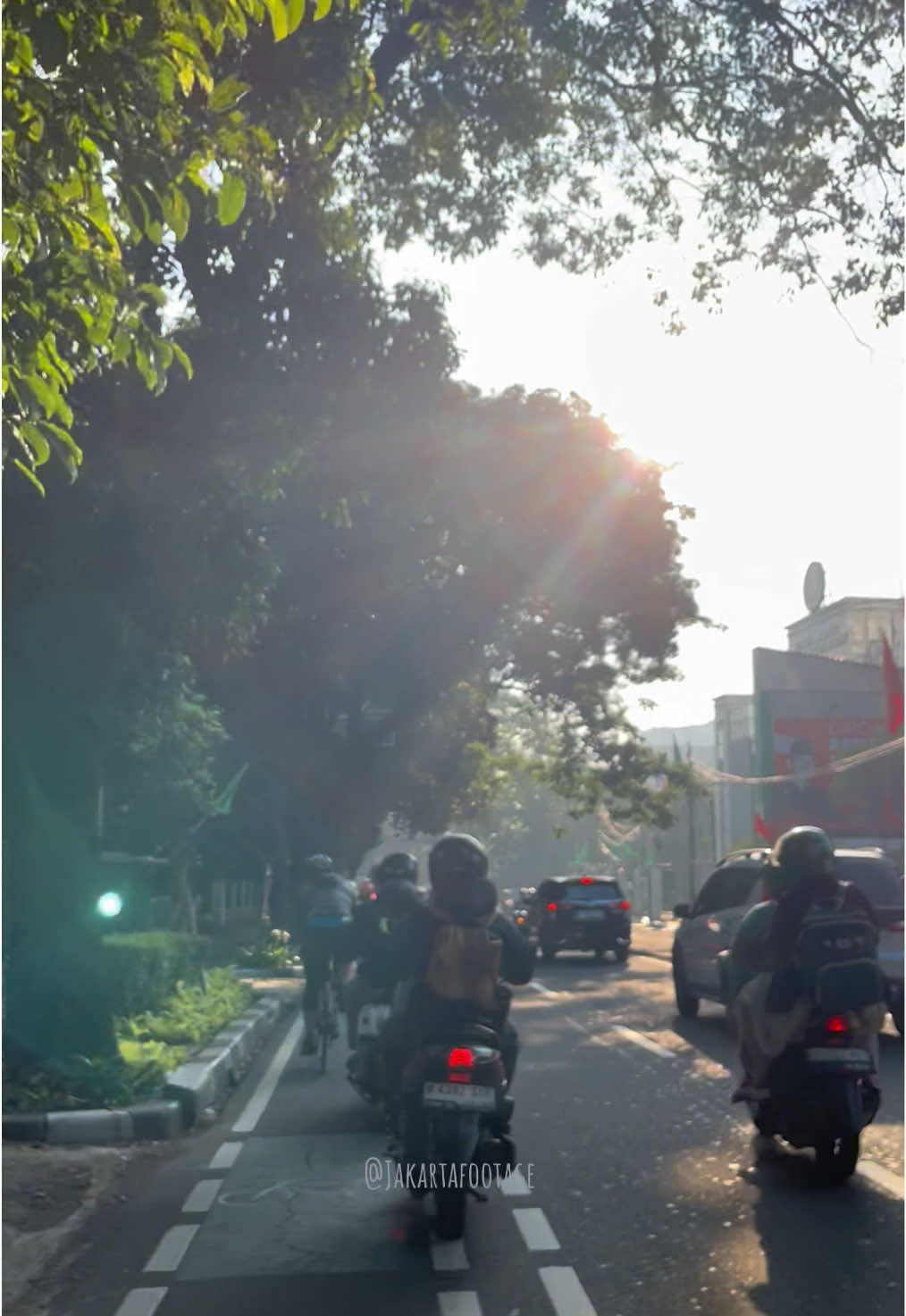 Jalan yg jarak lampu merah nya deket deket banget, udh gtu lama #footage #jakartafootage #freefootage #fypシ゚ #hiddengems 