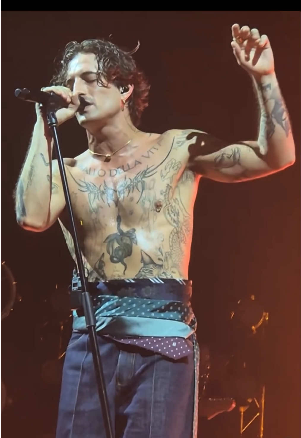 Algunos videos de Fans de Damiano  en su quinto show de la gira “Funny Little Fears World Tour” en Palau Sant Jordi de Barcelona, España 🇪🇸 📹 clauchete emma_pelaia agenciaares_ carla_fed01 palausantjordi ainhoaomartinez eddxmoon sergi_cc92 mitch__power lilie_wood #damianodavid #funnylittlefears #damianolatam #funnylittlefearstour #funnylittlefearstour  @Damiano David 