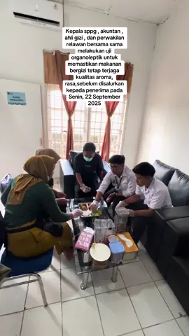 Menu 22 September 2025         Nasi putih , ayam krispi , tempe goreng , lalapan timun dan salada , semangka #ujiorganoleptik #mbg #makanbergizigratis 