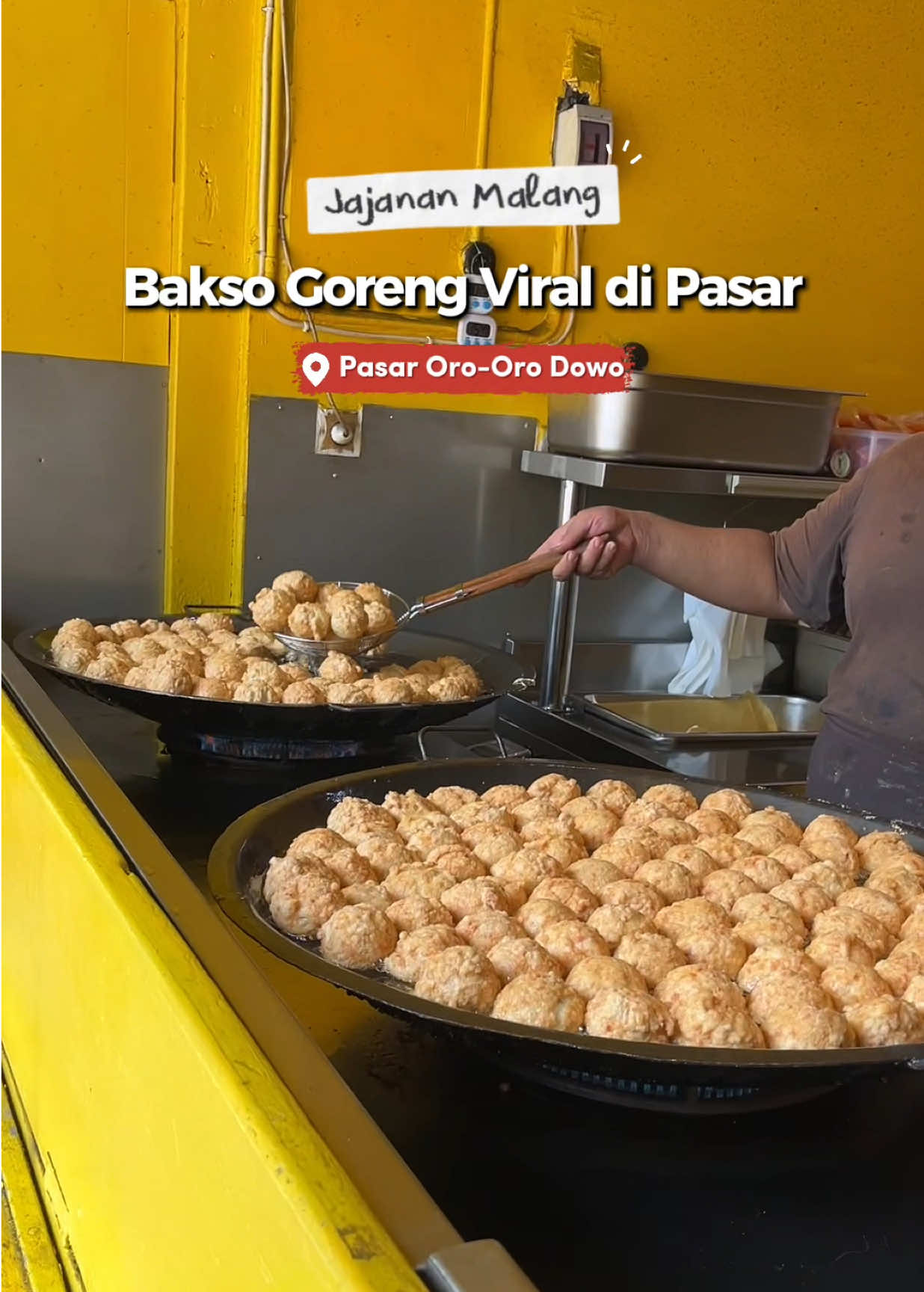 Jajanannn pasar tapi bukan kue basah, apa tuh? Ya bakso goreng ini lahhh Tpi emang sih guys bakso goreng dimana pun itu ga ada yang gagal, selalu enak apalagi disini. Kalian harus cobain sih sesekali jajan di pasar sini dan jangan lupa nih mampir ke bakso goreng yang satu ini #jajananmalang #kulinermalang #malang #malangfoodies #baksogoreng 