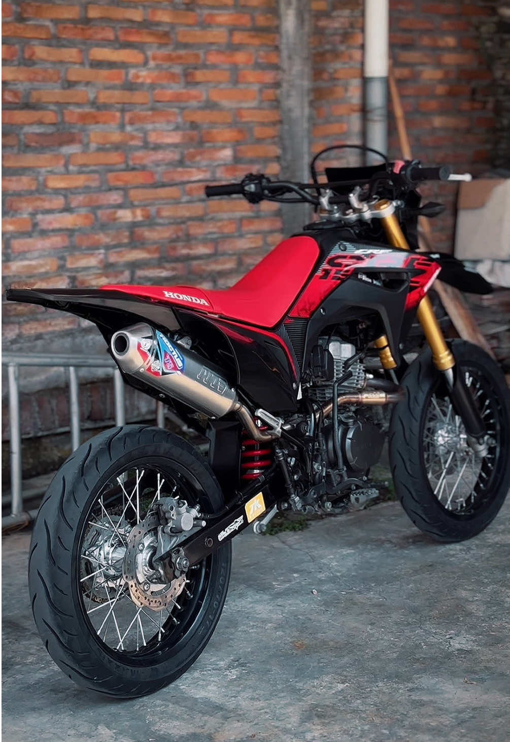 Ada yg baru tapi Tidak dengannya lagi😇.                              #crf150l #supermotoherex #supermotoindonesia #supermotoganteng #fyp 
