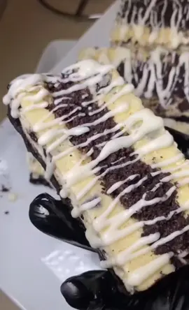 I Wanted To Try The Oreo Cheesecake Bars e d Ingredients 2pkg. (8 oz. each) Cream Cheese, softened * 1/2 cup sugar * 1/2 tsp. vanilla * 2eggs * 1/2 cup sour cream * Oreo cookies * 1/2 cup of melted butter * 1 cup of white chocolate chips 10in baking pan Bake for 45-50mins Refrigerate for at least 6hrs #oreocheesecake #oreocheesecakebars #cheesecakelovers #cheesecakelove #easybaking 