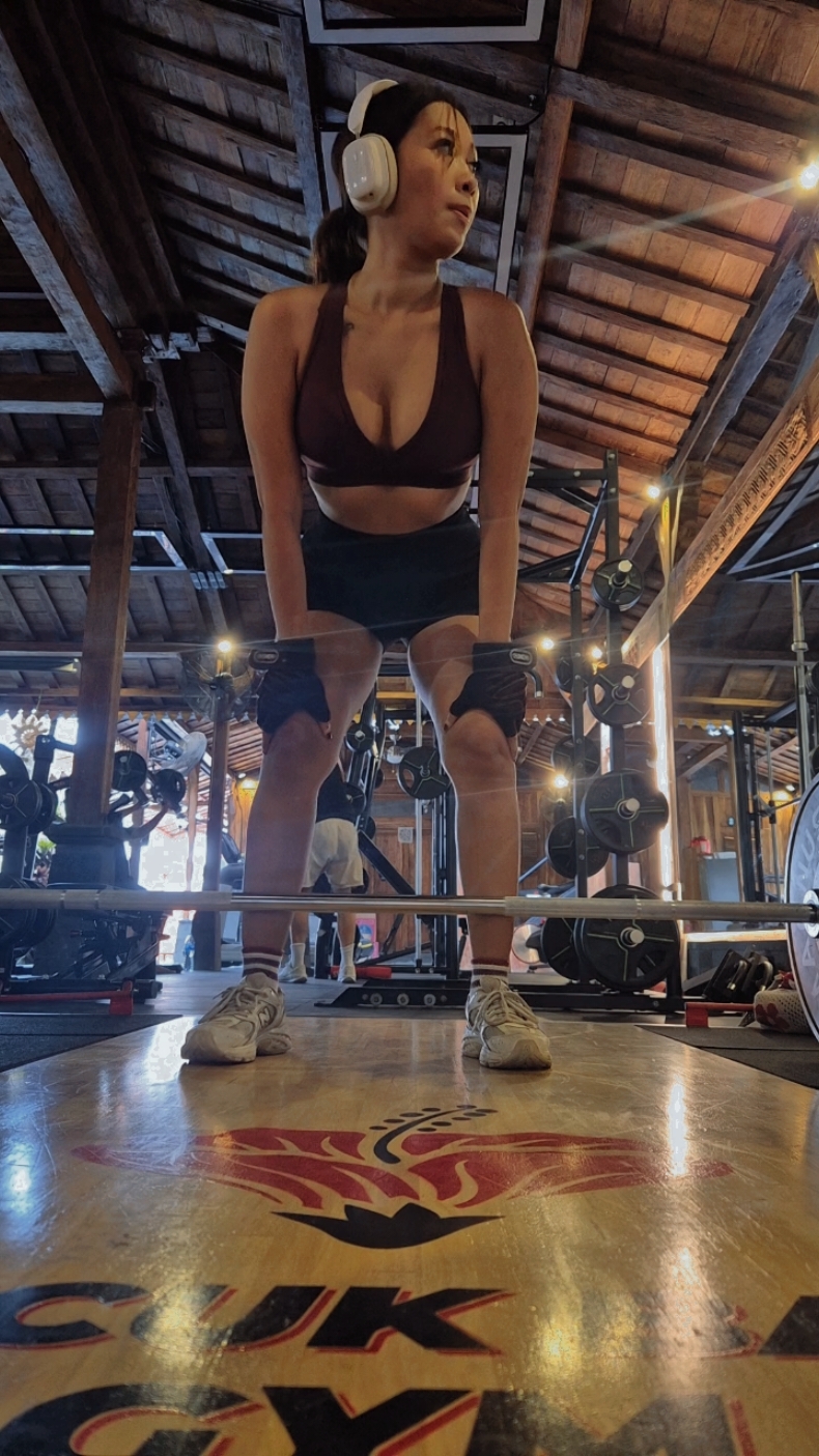 My kind of party👌🏼 #gymprincess #fitgirlsoftiktok #baligym #girlswholiftweights 